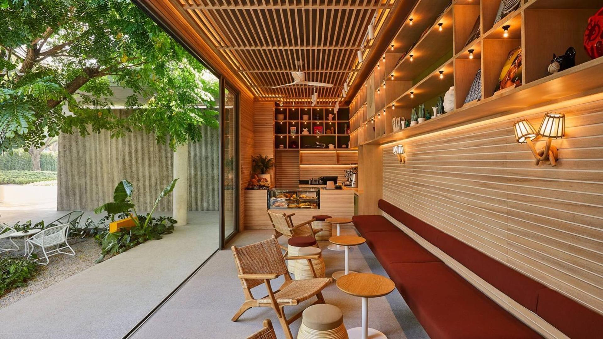 Hotel The Standard, HHQ Exterior foto The interior of the first Starbucks Reserve store in Seattle, Washington